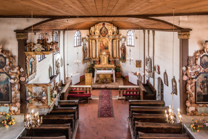 Interiér kostela sv. Petra a Pavla v Hněvošicích