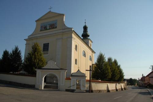 Obec Bohuslavice - kostel Nejsvětější Trojice