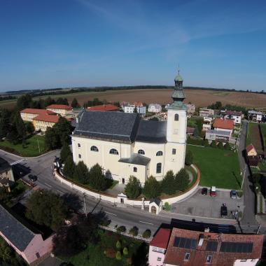 Letecký pohled na Kostel Nejsvětější Trojice v Bohuslavicích