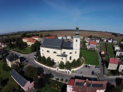 Letecký pohled na&nbsp;Kostel Nejsvětější Trojice v&nbsp;Bohuslavicích